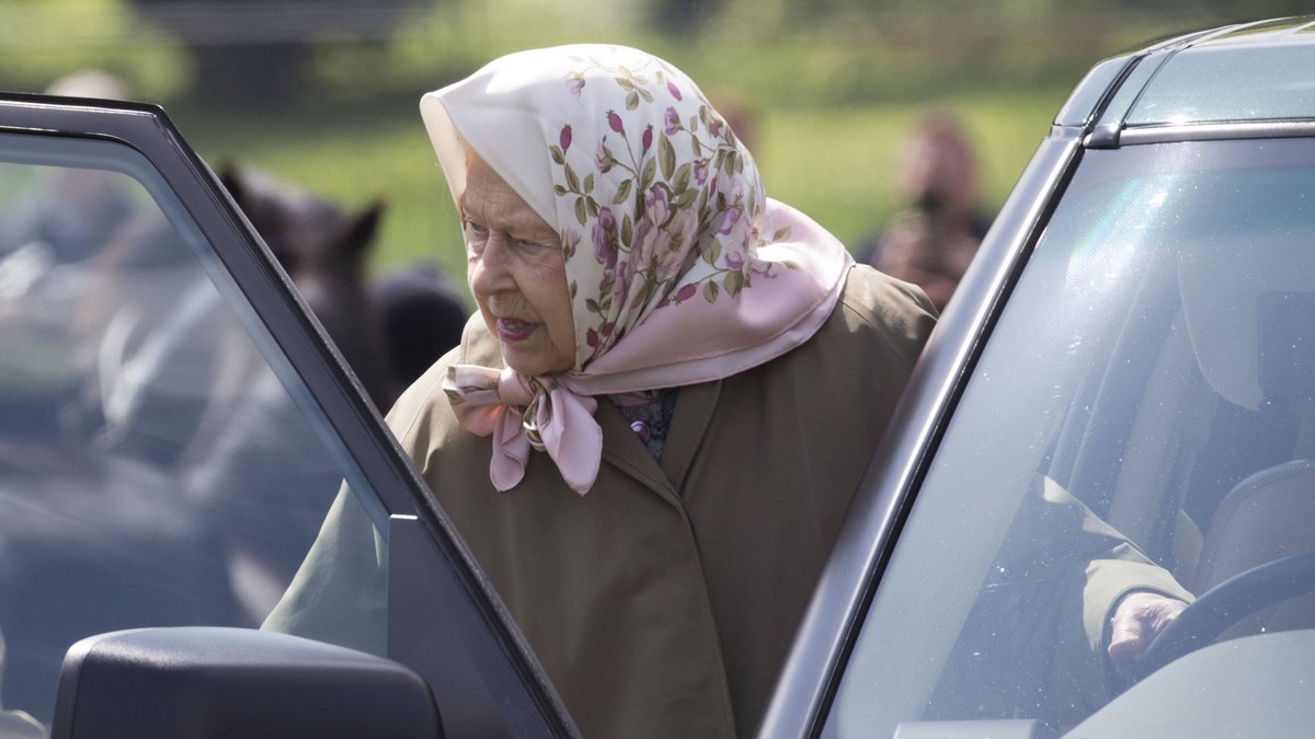 Queen Elizabeth II. machte einen kleinen Ausflug nahe Schloss Windsor.. © imago/i Images