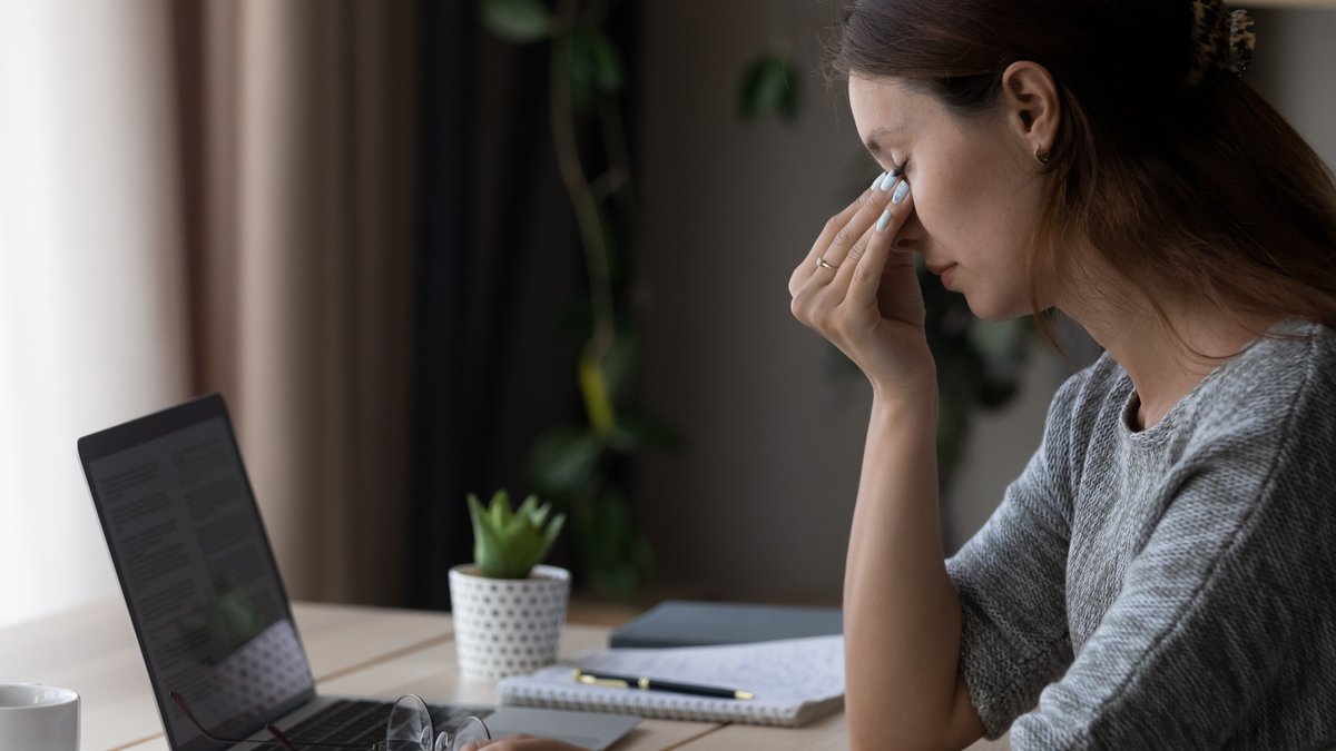 Zu viel Stress kann eine Nebennierenschwäche zur Folge haben.. © fizkes/Shutterstock.com