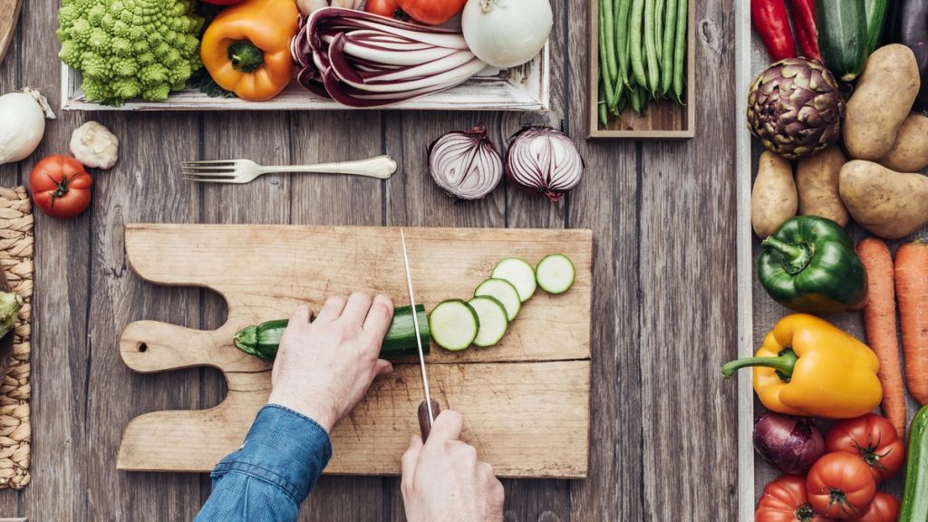Zucchini und Kartoffeln sollten Hobbyköche vor dem Verwerten genau unter die Lupe nehmen.. © Stock-Asso/Shutterstock.com