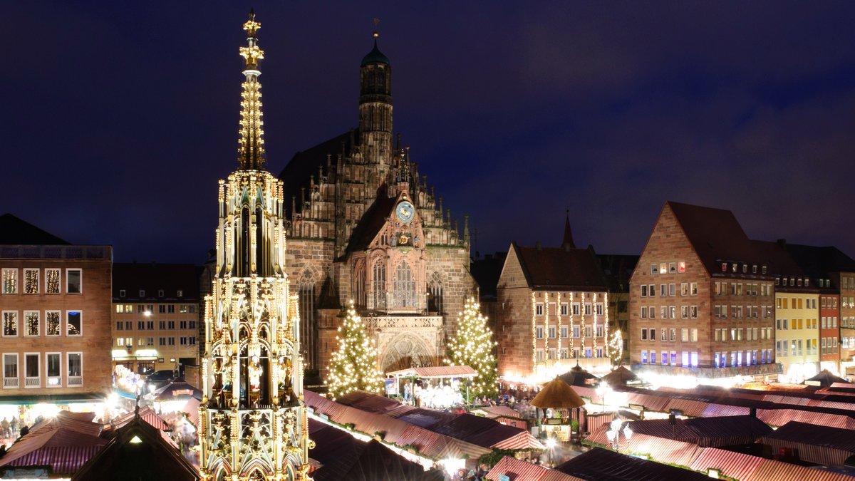 Besucher können in diesem Jahr endlich wieder über den Nürnberger Christkindlesmarkt schlendern.. © Scirocco340/Shutterstock.com