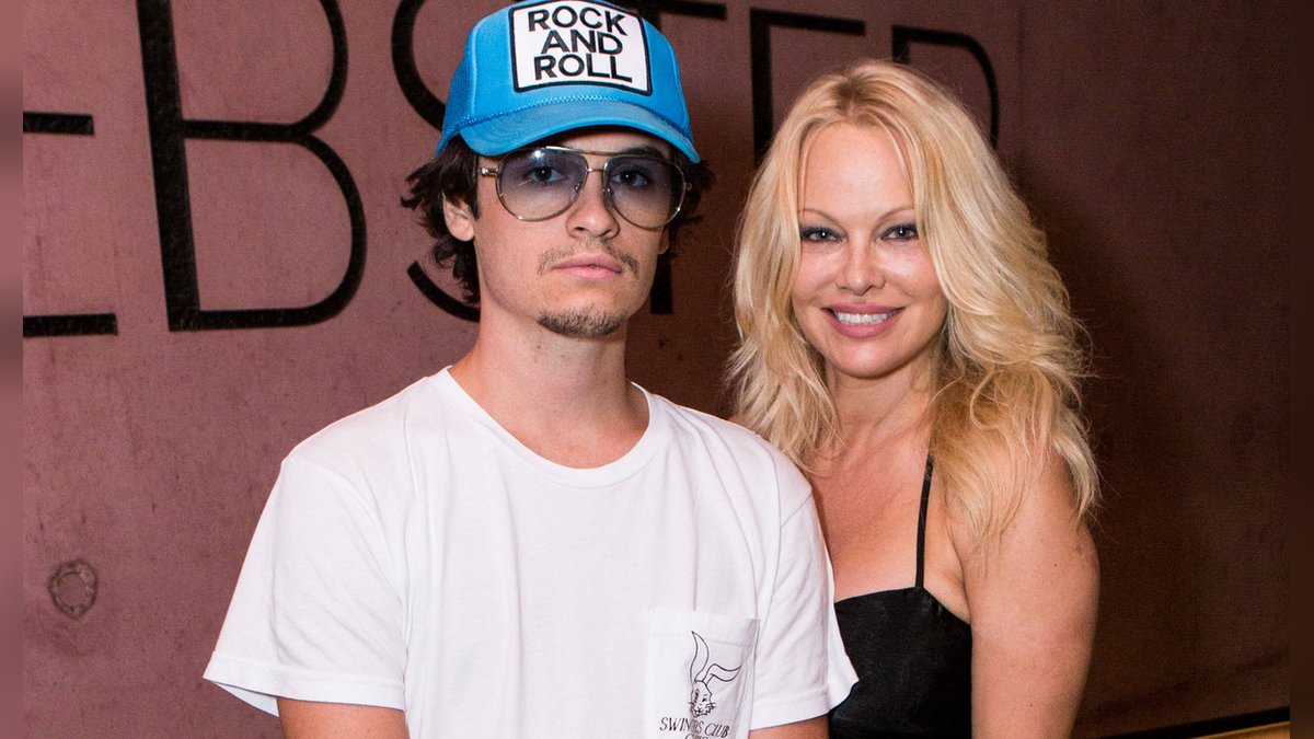 Pamela Anderson und ihr Sohnemann Dylan Jagger Lee.. © imago images/NurPhoto