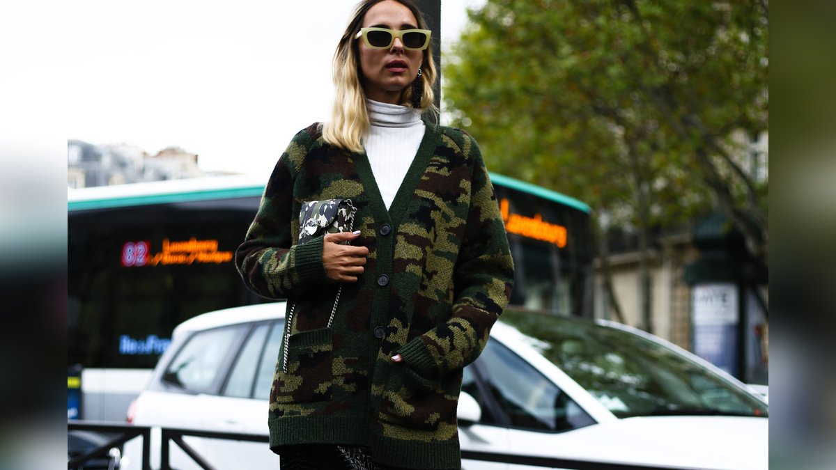 Mode-Influencerin Candela Pelizza kombiniert ihren Camouflage-Cardigan mit Lederbleistiftrock und weißem Rollkragenpullover.. © imago images/Runway Manhattan