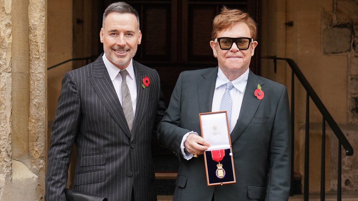 Elton John mit Ehemann David Furnish bei der Verleihung des "Order of the Companions of Honour".. © getty/WPA Pool / Getty Images