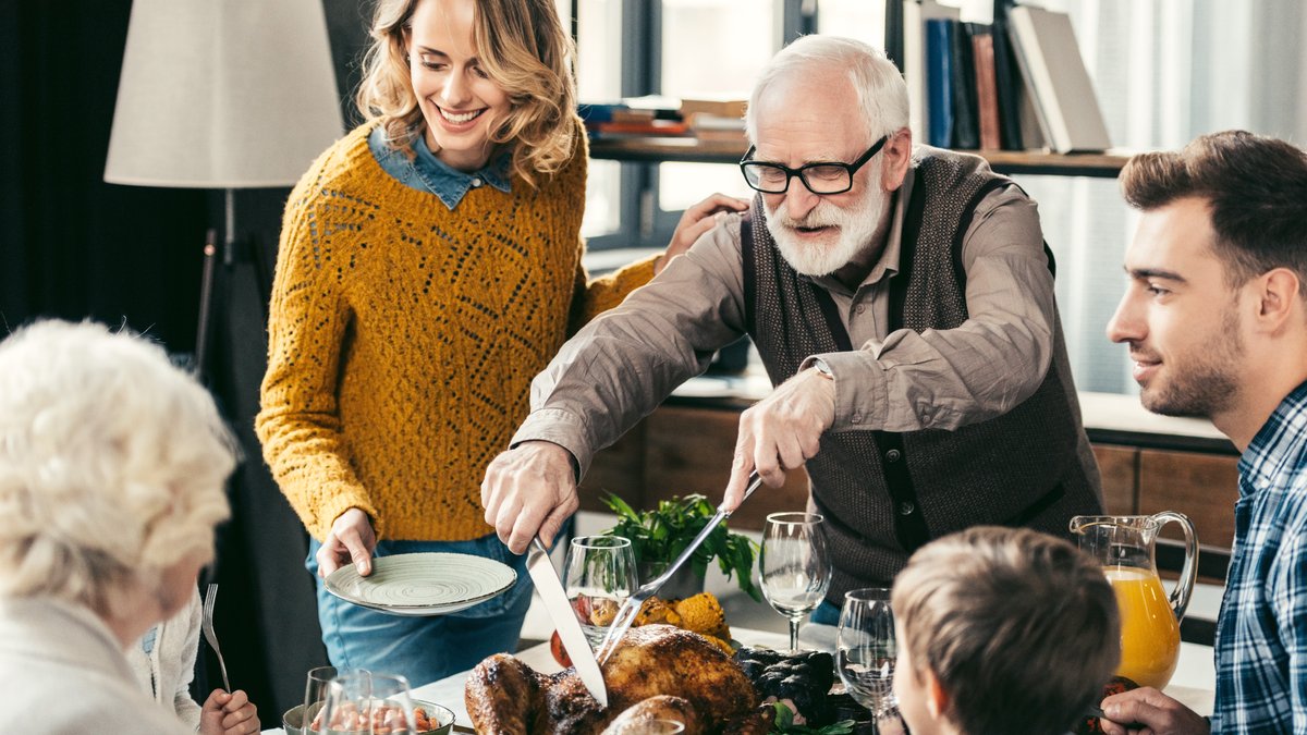 Ein üppiges Abendessen mit Truthahn gehört in den USA an Thanksgiving einfach dazu.. © LightField Studios/Shutterstock