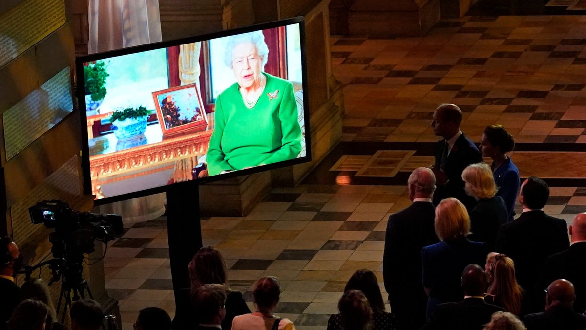 Queen Elizabeth II. wird nicht wie geplant an einem Gedenkgottesdienst teilnehmen können. Zuletzt nahm sie Termine ausschließlich digital wahr.. © imago images/i Images