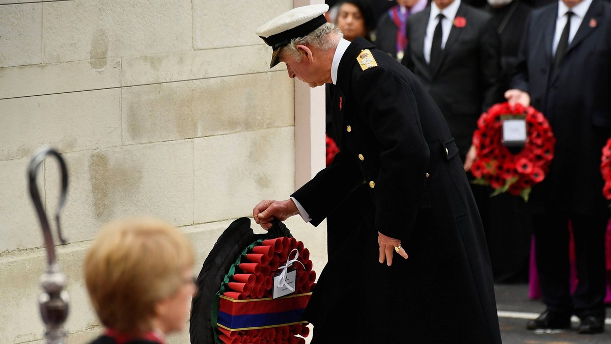 Prinz Charles legte am Sonntag am "Cenotaph" einen Kranz nieder.. © imago images/ZUMA Press