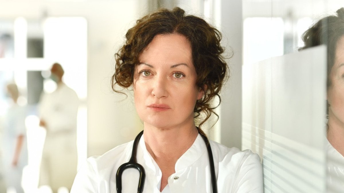 Natalia Wörner spielt in "Die Welt steht still" die Ärztin Caroline Mellau.. © ZDF/Patrick Pfeiffer