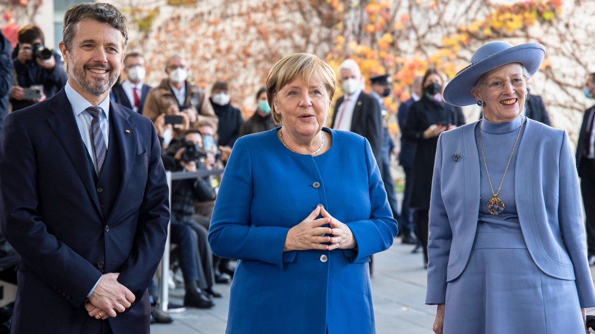 Angela Merkel mit dem royalen Besuch vor dem Kanzleramt.. © imago images/Emmanuele Contini