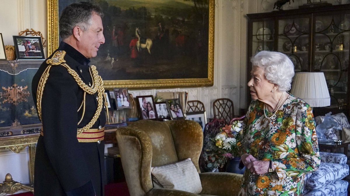 Queen Elizabeth II. mit Sir Nick Carter auf Schloss Windsor.. © imago images/ZUMA Press