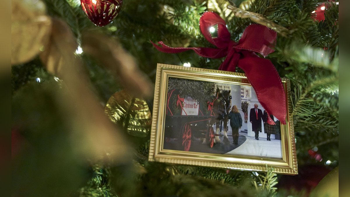 Ein Foto von Donald und Melania Trump am Weihnachtsbaum von Joe und Jill Biden.. © imago/UPI Photo