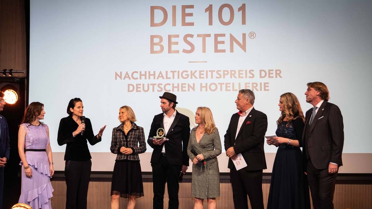 Der "Die 101 Besten - Nachhaltigkeitspreis der deutschen Hotellerie" wurde dieses Jahr zum ersten Mal als Sonderpreis verliehen.. © Die 101 besten Hotels Deutschlands_Patrick vom Berg