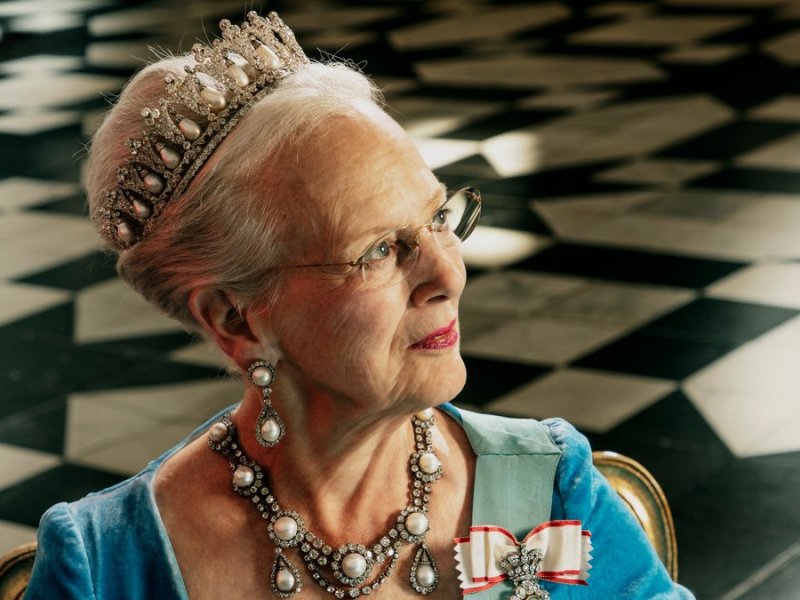 Das neue Porträt von Königin Margrethe II. wurde im Kuppelsaal von Schloss Fredensborg aufgenommen.. © Fotograf Per Morten Abrahamsen