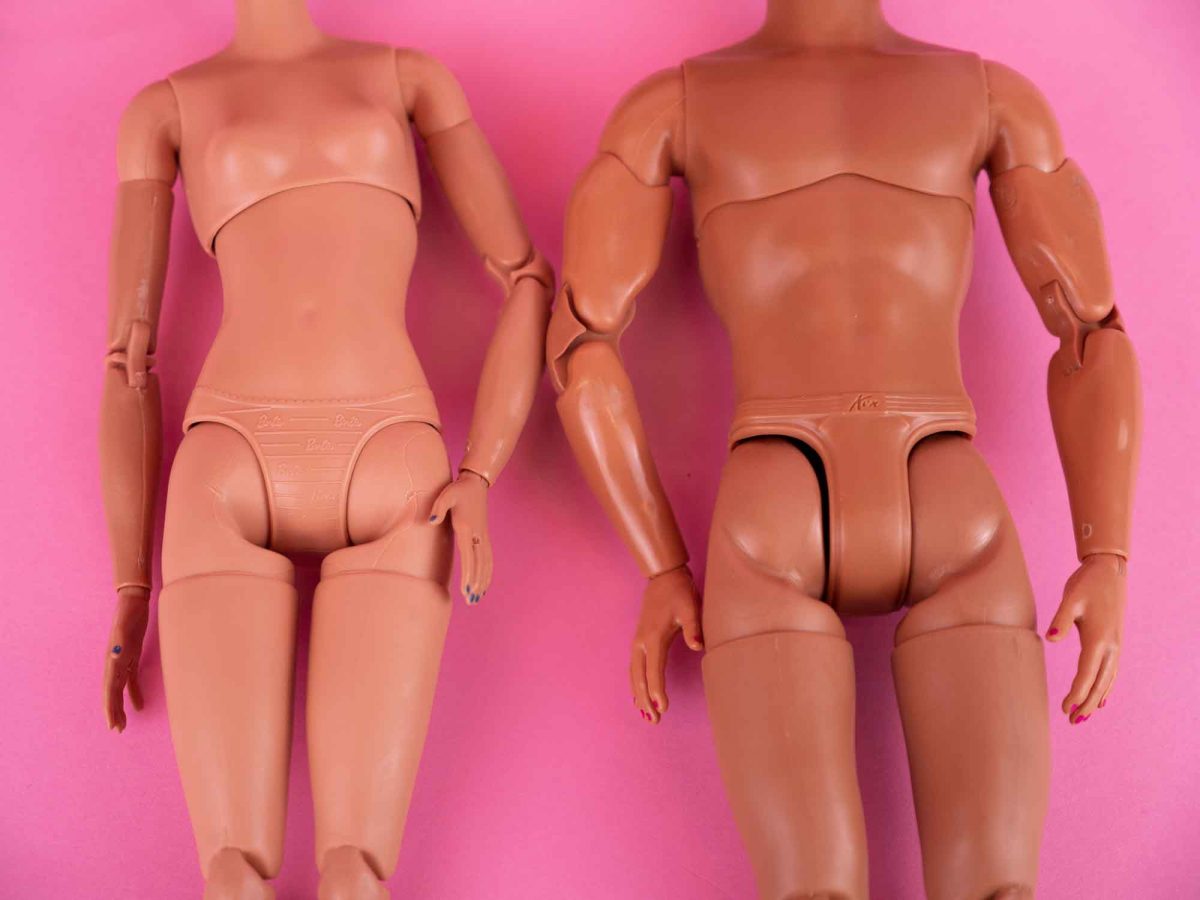 zwei nackte barbie pberkörper