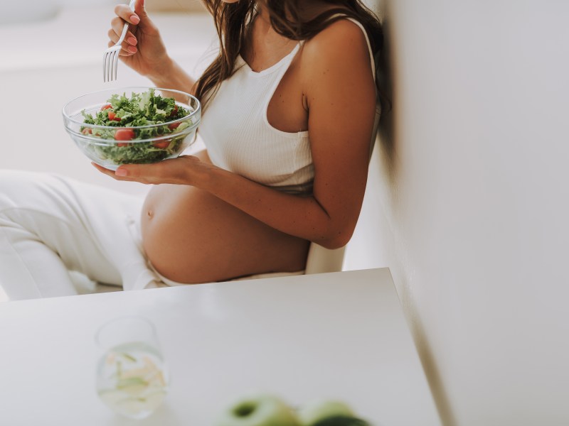 Frau schwanger Salat