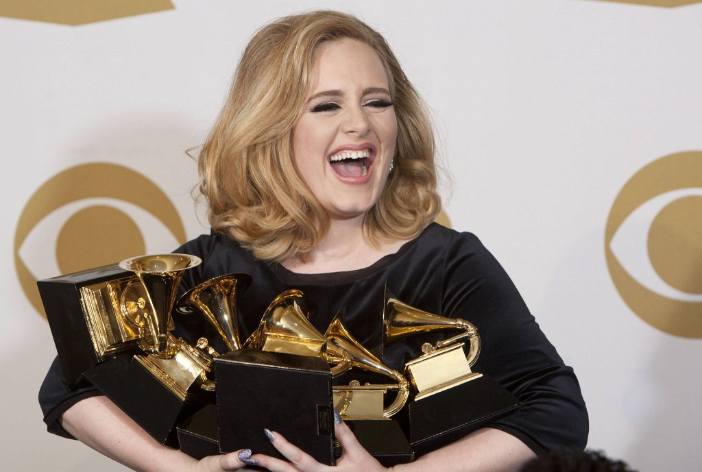 Adele mit Preisen auf dem Arm