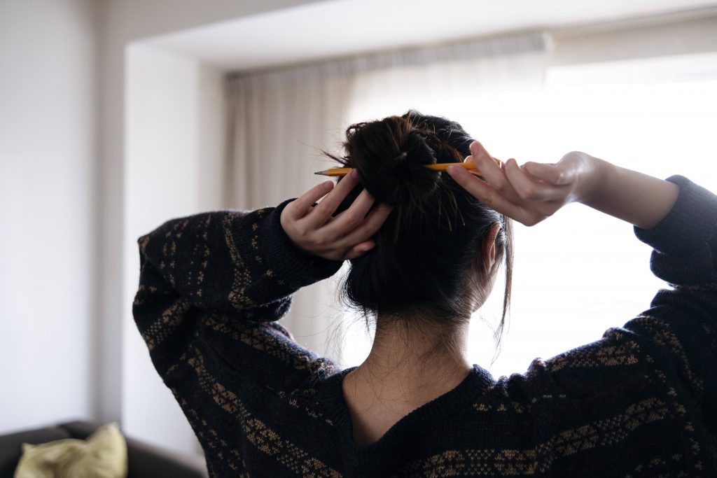 Frau mit Bleistift im Haar
