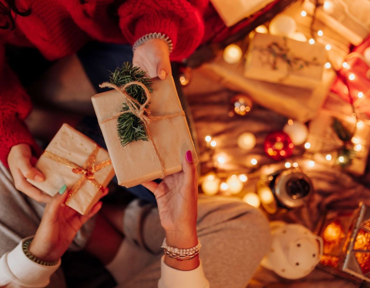 Hände, die sich Geschenke überreichen