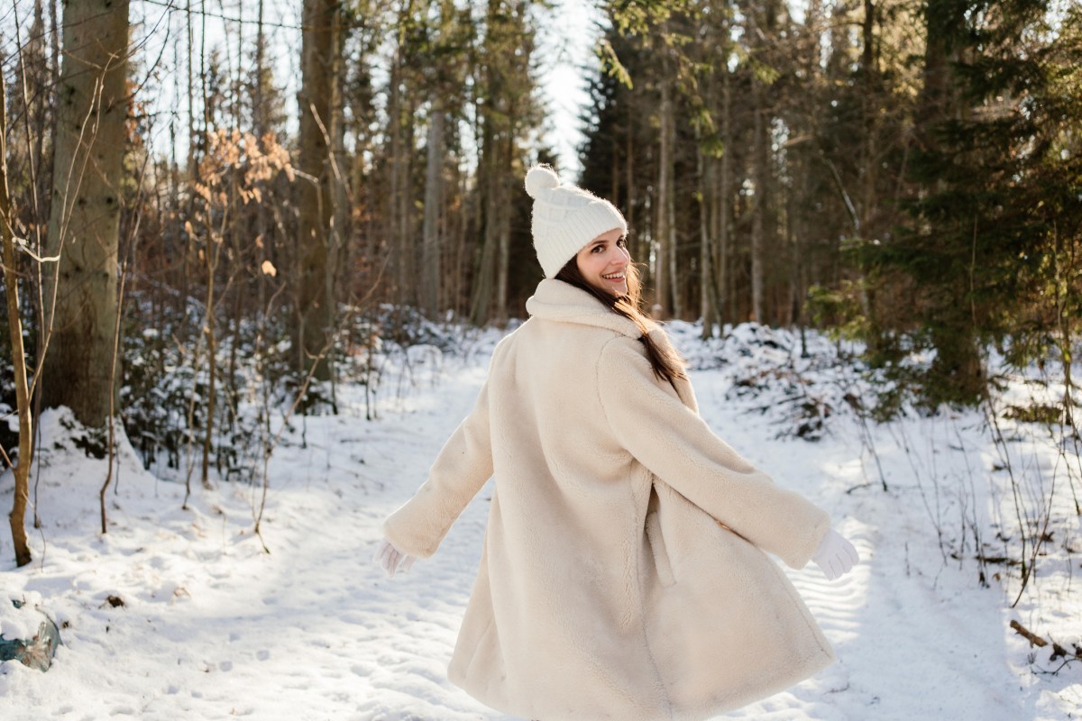 Spazierengehen gesund Winter Frau kalt Schnee