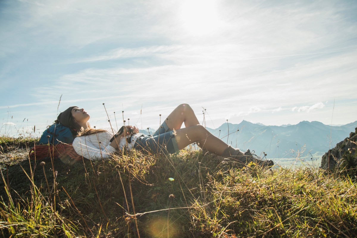 Packliste Hüttentour Wandern Alpen Frau Rucksack