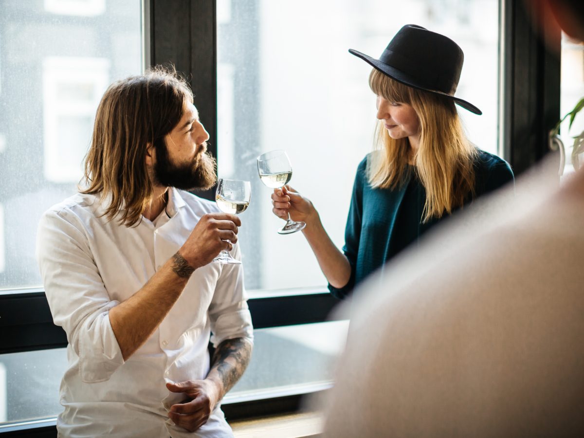 Flirten trotz Beziehung Sekt trinken anstoßen Freunde