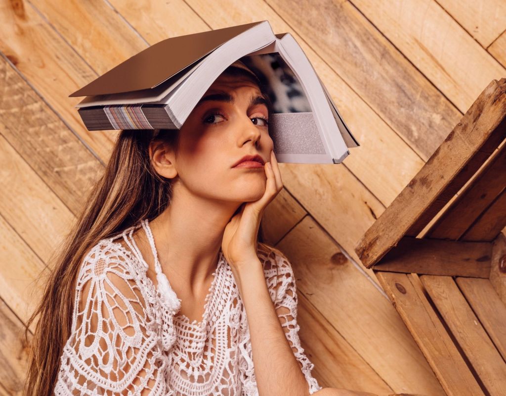 Frau mit Buch auf dem Kopf