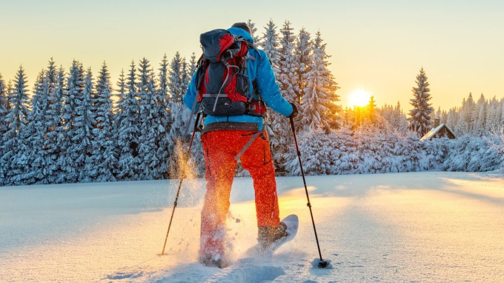 Mit den Schneeschuhen durch die Natur wandern - im Winter eine beliebte Beschäftigung.. © Jag_cz/Shutterstock.com
