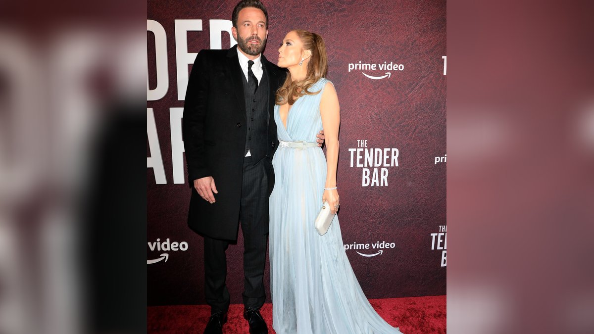 Jennifer Lopez kam mit Ben Affleck zur "The Tender Bar"-Premiere.. © imago/Future Image