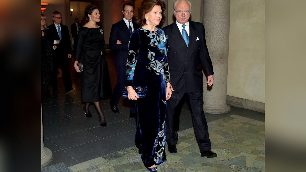 Königin Silvia und König Carl Gustaf (re.) sowie Kronprinzessin Victoria (li.) und Prinz Daniel bei der Verleihung der Nobelpreise in Stockholm.. © imago/TT