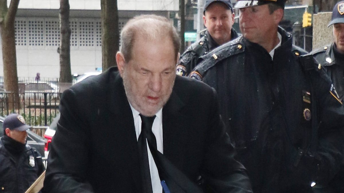 Harvey Weinstein im Januar 2020 auf dem Weg in den New Yorker Gerichtssaal.. © imago/MediaPunch