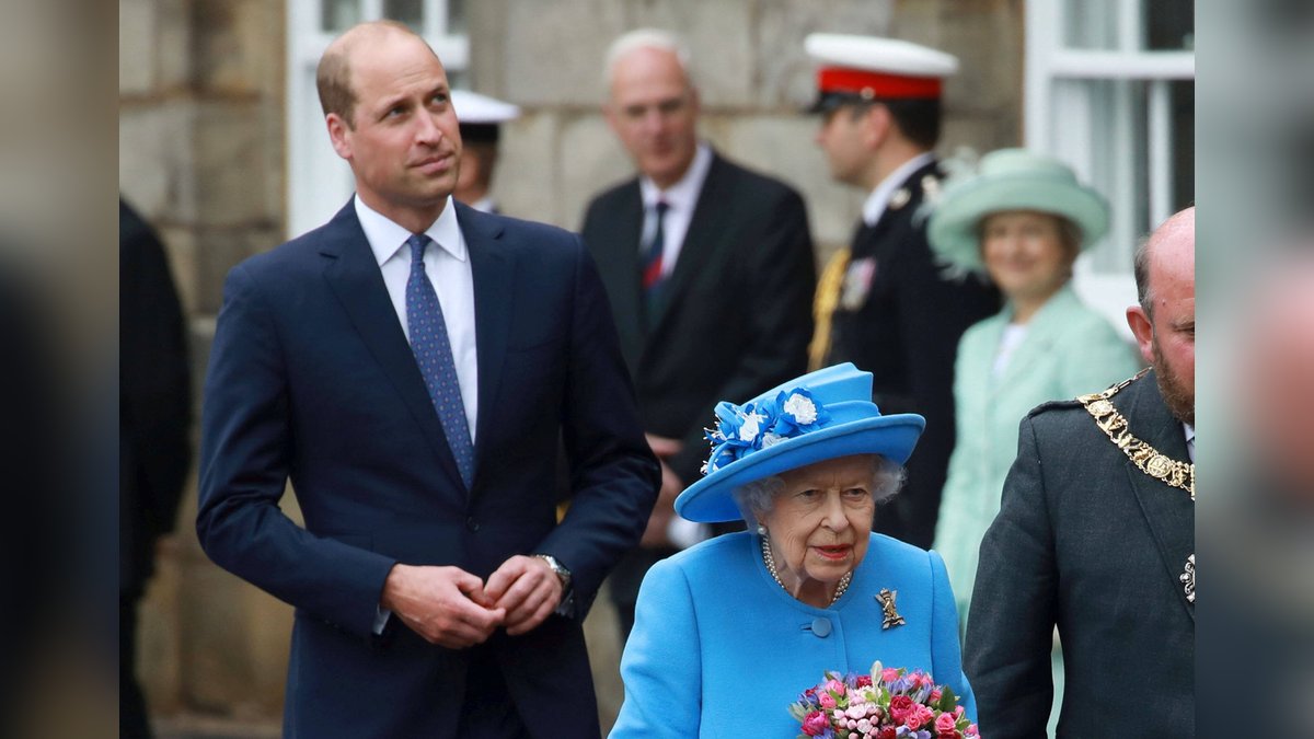 Prinz William und die Queen bei einem gemeinsamen Auftritt in Schottland.. © imago/i Images