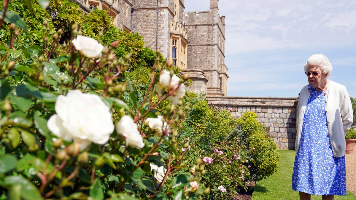 Die Queen in den Gärten von Schloss Windsor.. © imago/i Images