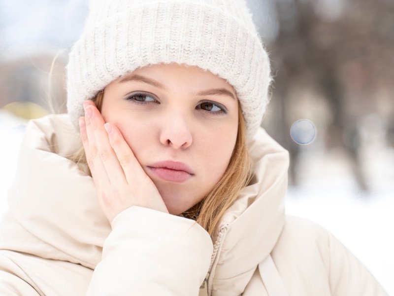 Im Winter können die Zähne empfindlich auf Kälte reagieren.. © Lena Ogurtsova/Shutterstock.com
