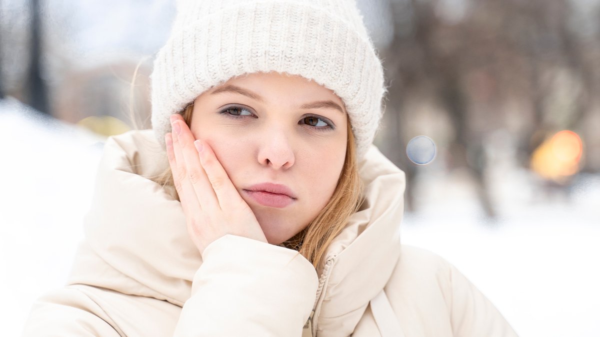 Im Winter können die Zähne empfindlich auf Kälte reagieren.. © Lena Ogurtsova/Shutterstock.com