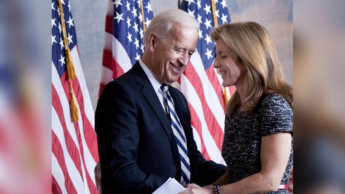 Joe Biden und Caroline Kennedy kennen sich seit vielen Jahren.. © Brendan Smialowski/Getty Images