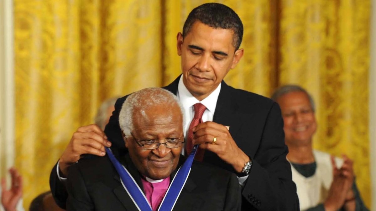 Barack Obama zeichnete Desmond Tutu 2009 mit der Freiheitsmedaille des Präsidenten aus.. © imago/ZUMA Wire