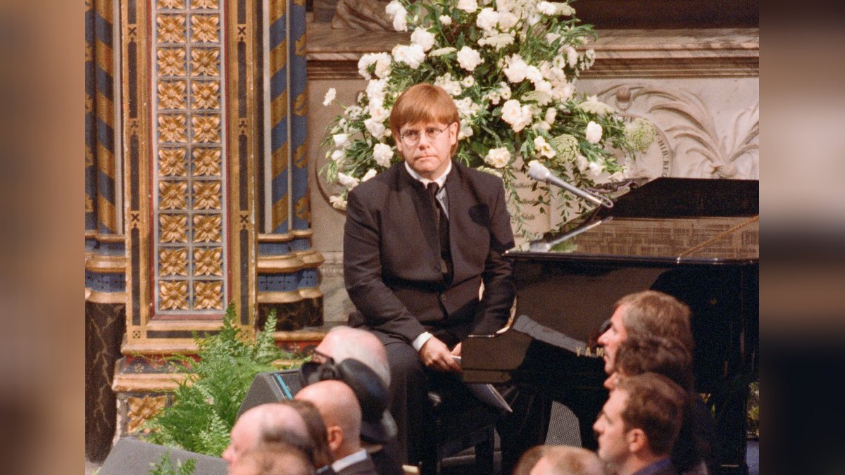 Elton John bei der Trauerfeier für Prinzessin Diana am 6. September 1997 in der Westminster Abbey.. © getty/Mike Maloney/Mirrorpix/Getty Images