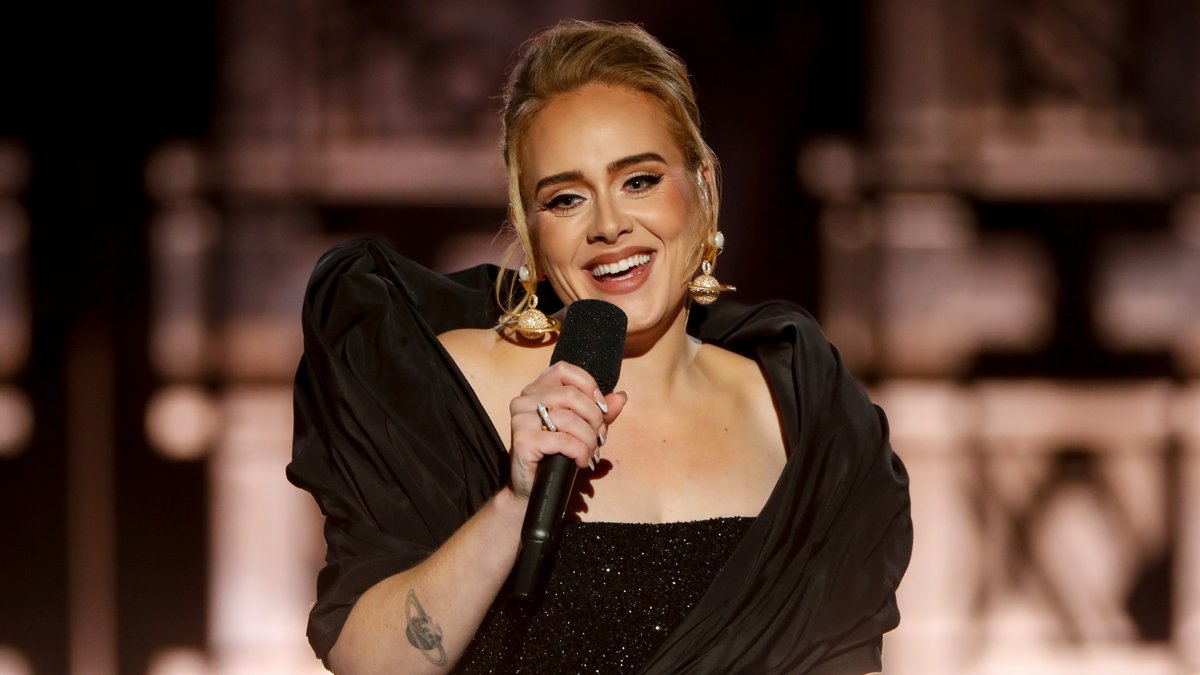 Sängerin Adele ist ganz vernarrt in ihre neuen Rich-Paul-Sneaker.. © CBS / Cliff Lipson