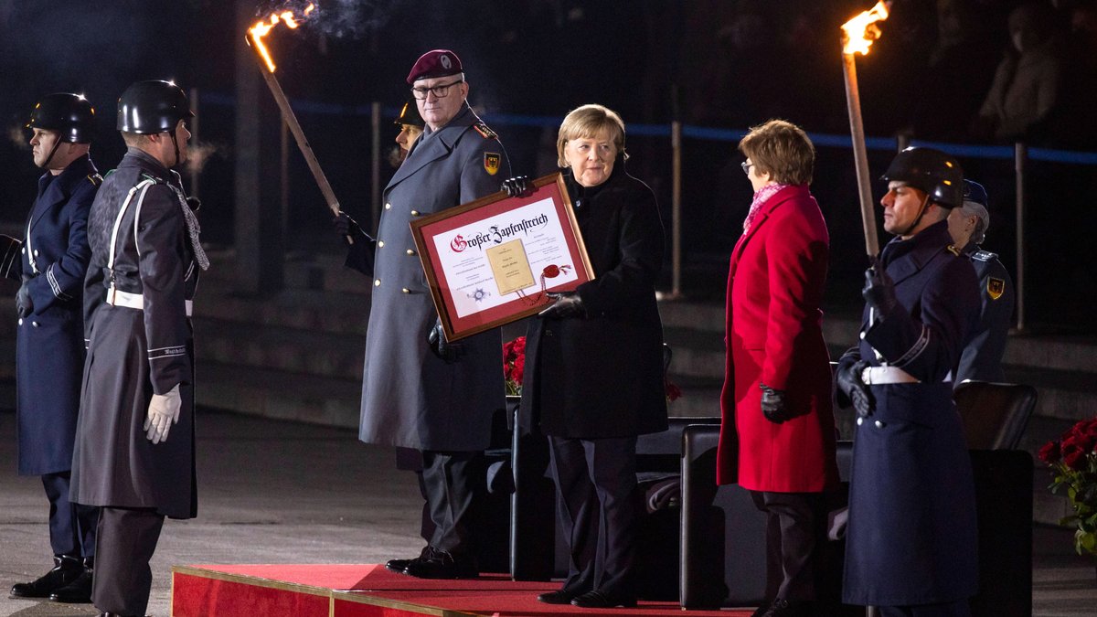 Bundeskanzlerin Angela Merkel (Mitte) beim "Großen Zapfenstreich".. © imago/Emmanuele Contini