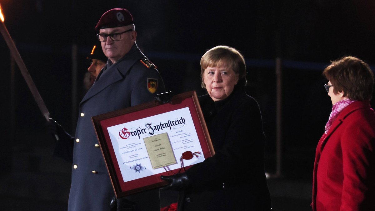 Angela Merkel wurde am Donnerstag mit dem Großen Zapfenstreich gebührend verabschiedet.. © imago/Emmanuele Contini