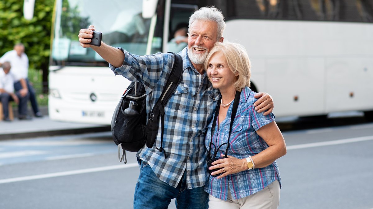 Senioren und alle Menschen über 60 sollten laut WHO derzeit nicht reisen.. © Marko Rupena/Shutterstock