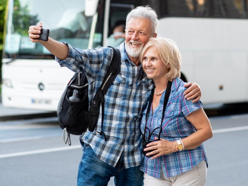 Senioren und alle Menschen über 60 sollten laut WHO derzeit nicht reisen.. © Marko Rupena/Shutterstock