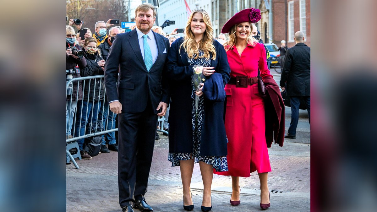 König Willem-Alexander und Königin Máxima (re.) sind stolz auf ihre älteste Tochter Prinzessin Amalia.. © imago/PPE