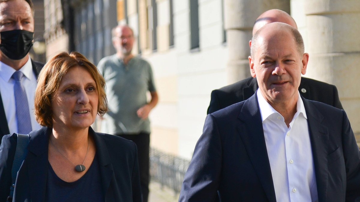 Olaf Scholz und seine Frau Britta Ernst auf dem Weg zu einem Wahllokal in Potsdam.. © imago/SNA