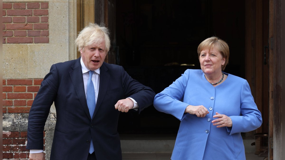Angela Merkel mit Boris Johnson bei ihrer Abschiedstour im Vereinigten Königreich im Sommer.. © imago images/i Images
