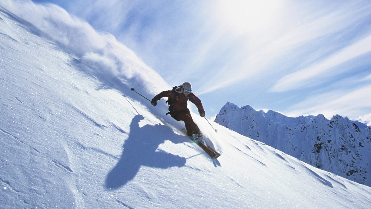 Skifahren ist in der Saison 2021/22 ist wieder möglich - in Österreich und der Schweiz gelten jedoch unterschiedliche Regeln.. © sirtravelalot/Shutterstock.com