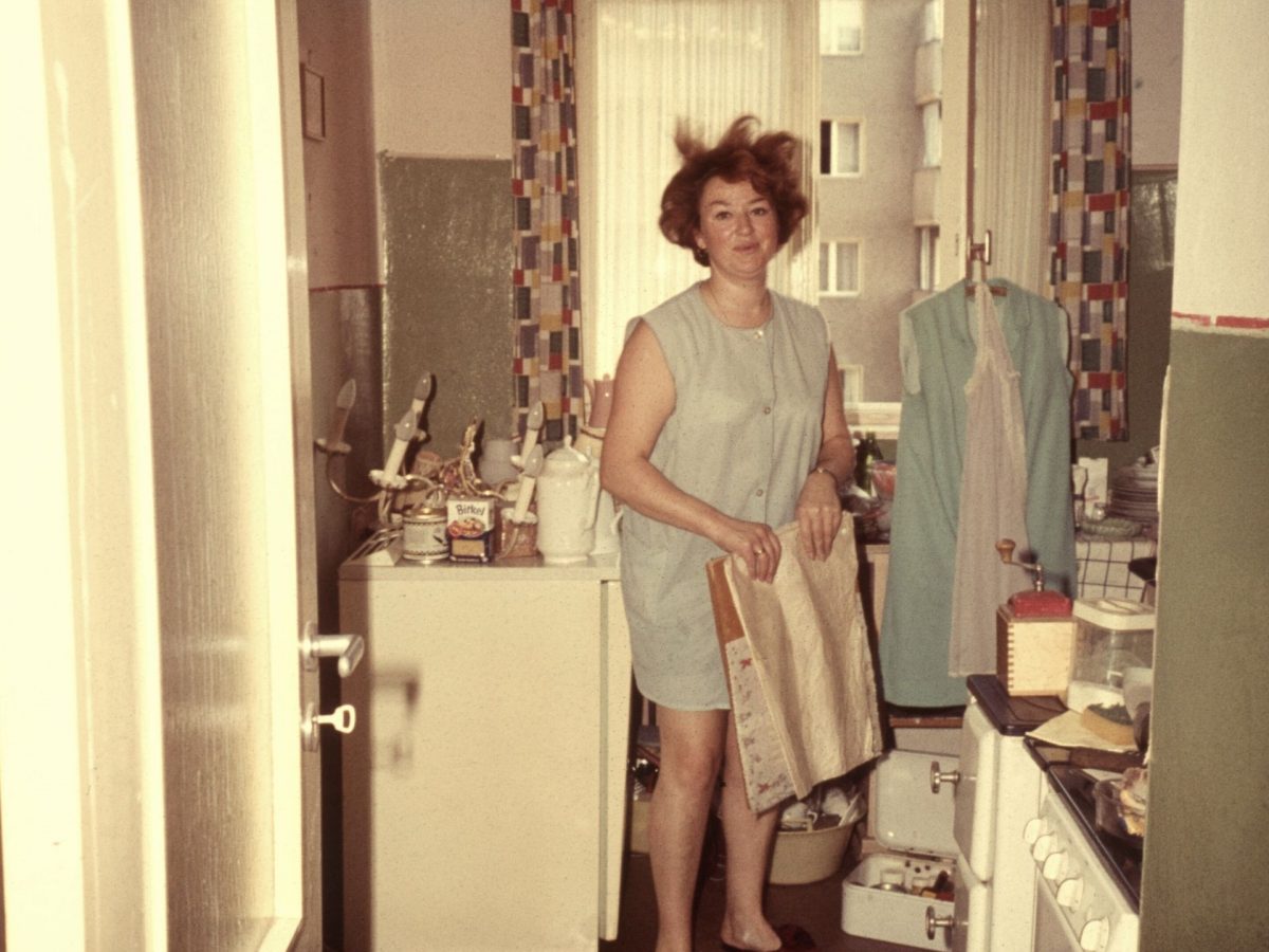 frau wohnung vintage zuhause chaos aufräumen