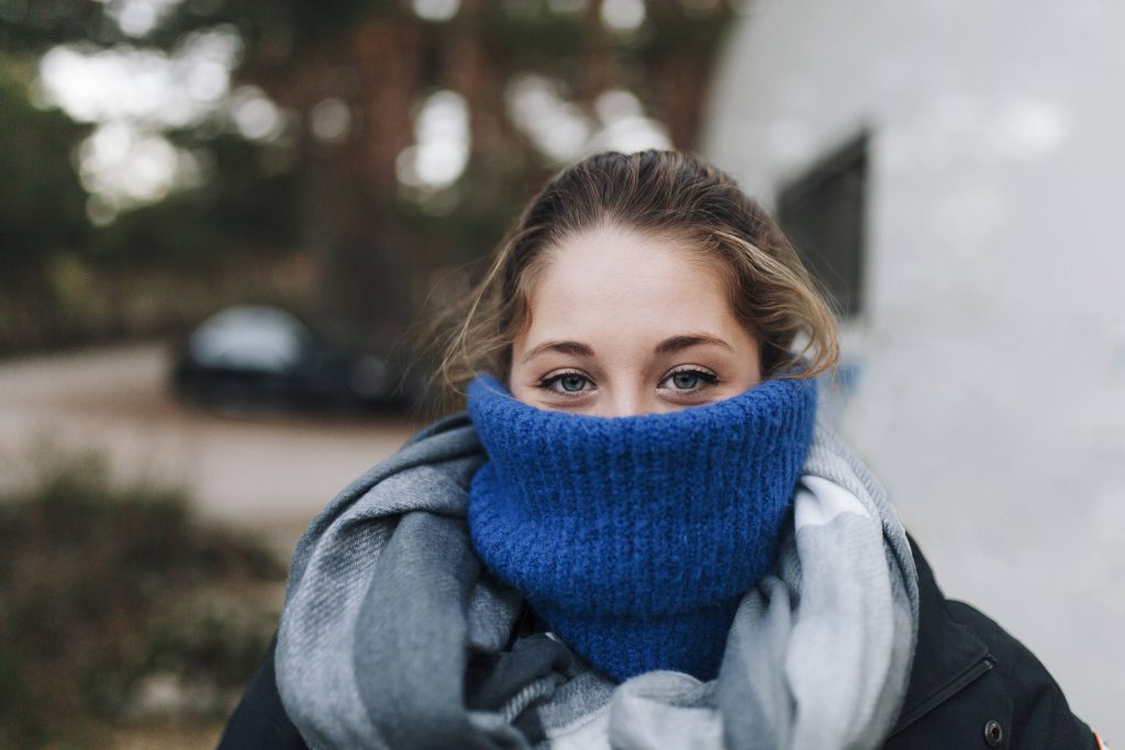 Frau mit dickem Pulli