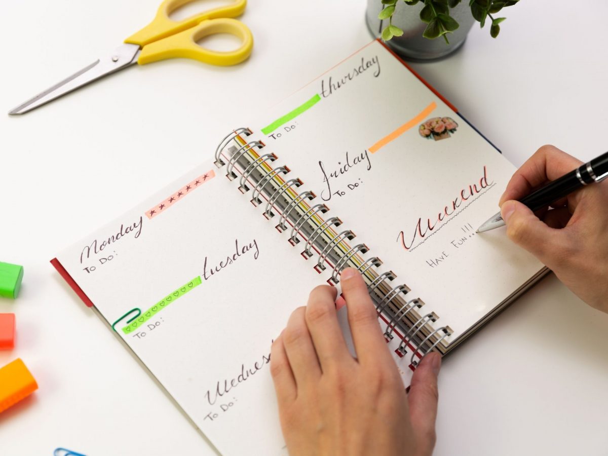 Bullet Journal mit Händen