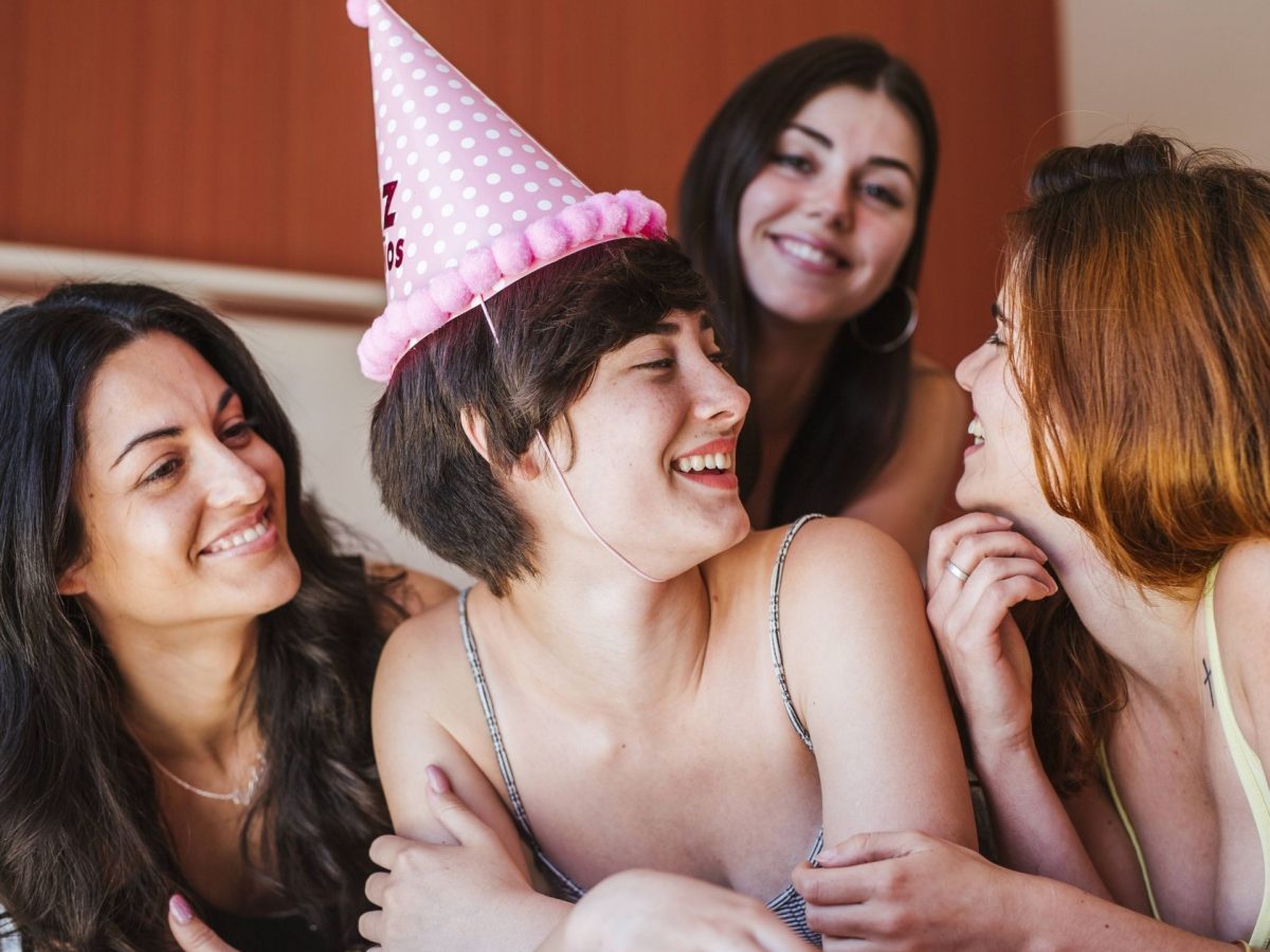 Frauen feiern eine Geburtstagsfeier
