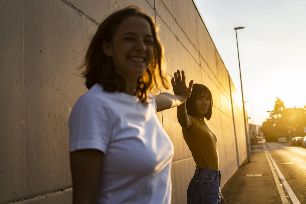 Zwei Frauen geben sich ein High Five